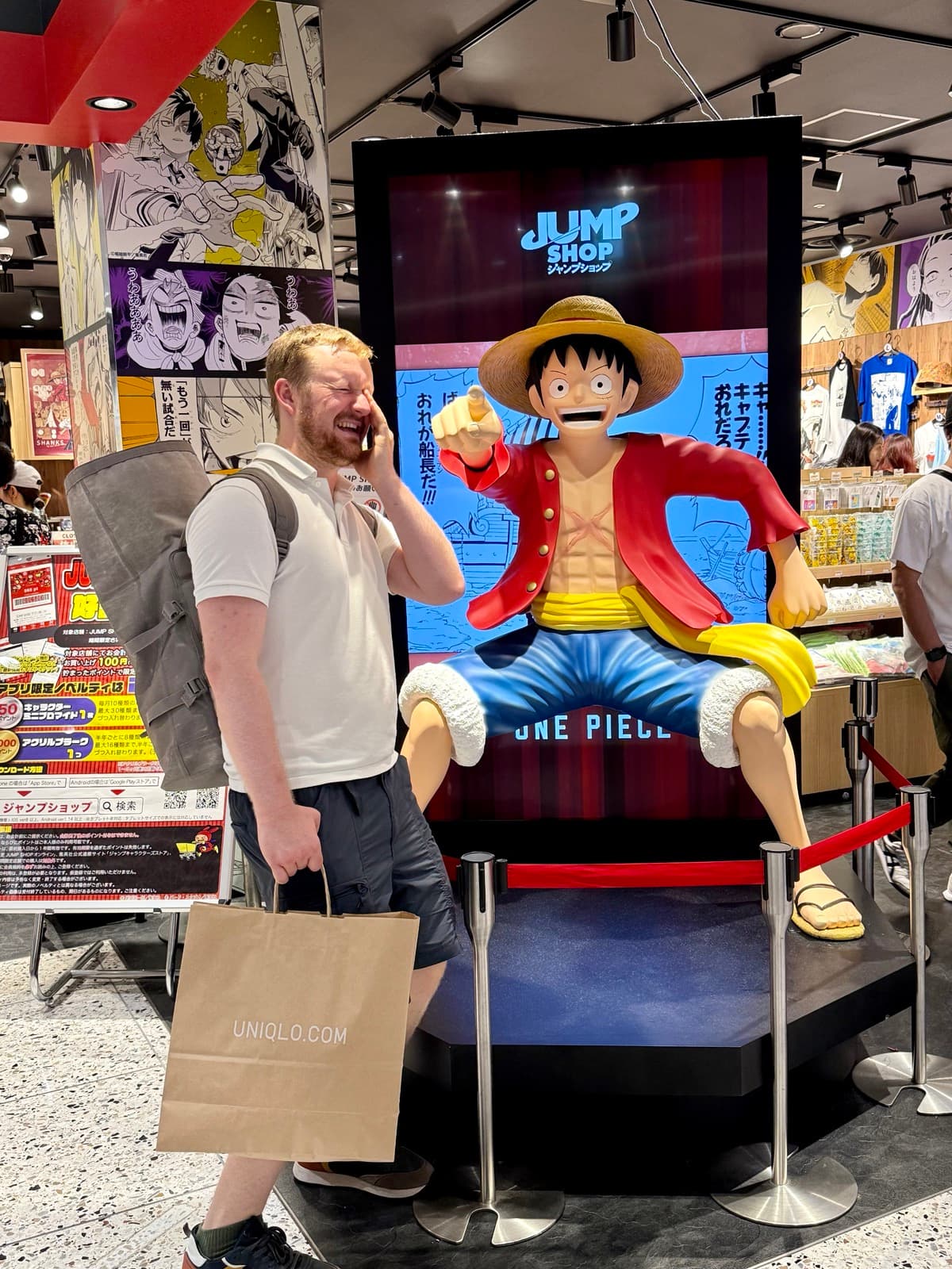Dennis neben einer Luffy-Statue im Jump Shop in Japan